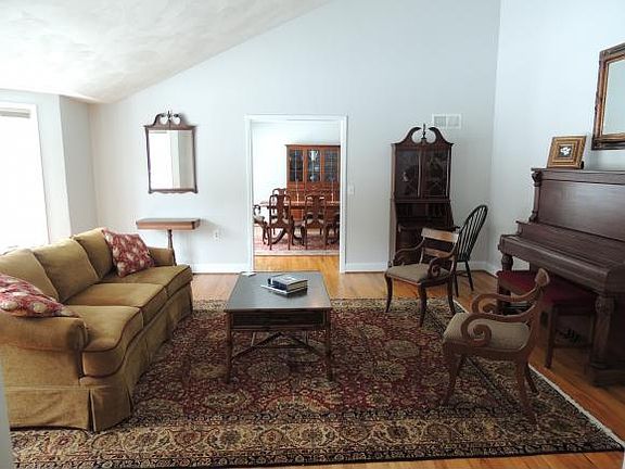3rd image of 828 Overbrook Dr
