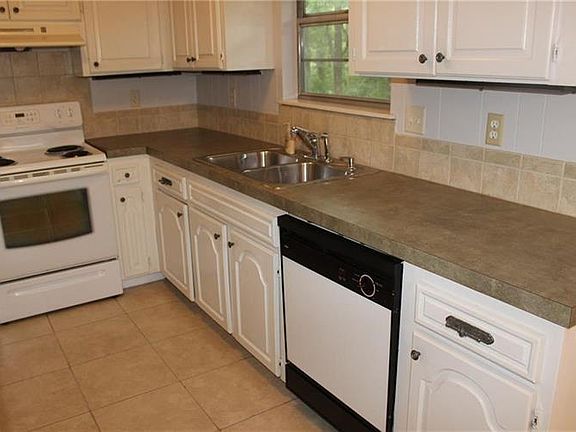 4th image of 34 Hampstead Ln