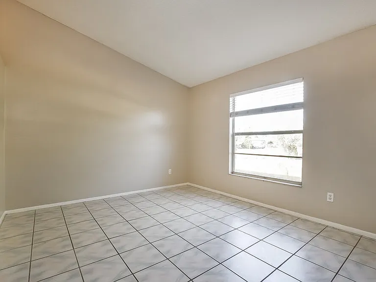 520 Elmwood Ct — Photo 3
