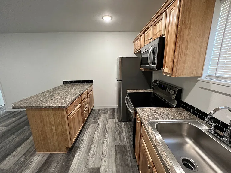 583 N Main St — Photo 5