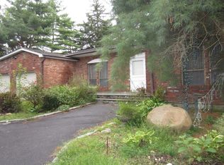 205 Saddle Ln, Syosset, NY 11791