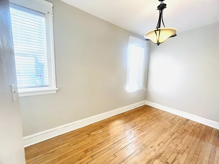 33 Avon St S — Photo 13