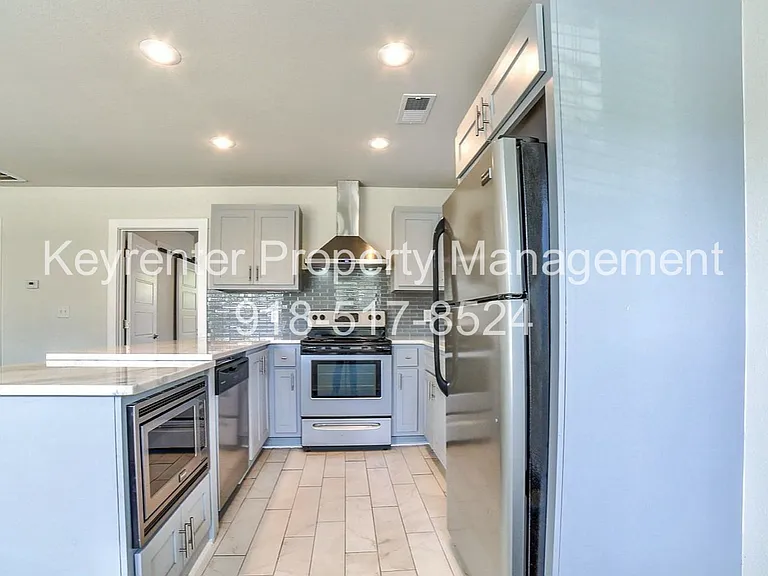 3315 E 8th St Duplex — Photo 1