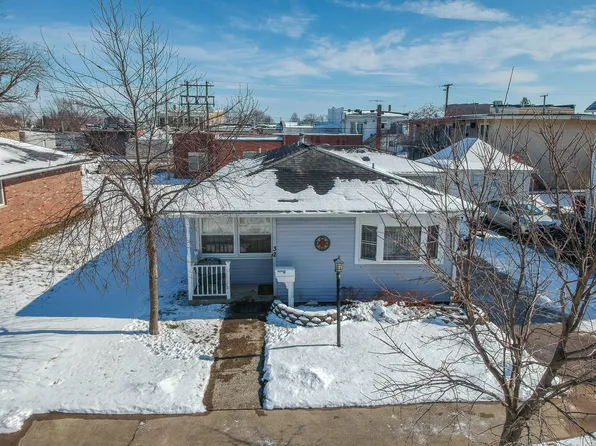 32 N Walnut St, Manteno, IL 60950