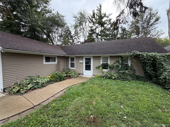 16304 E Ten Mile Rd, Eastpointe, MI 48021