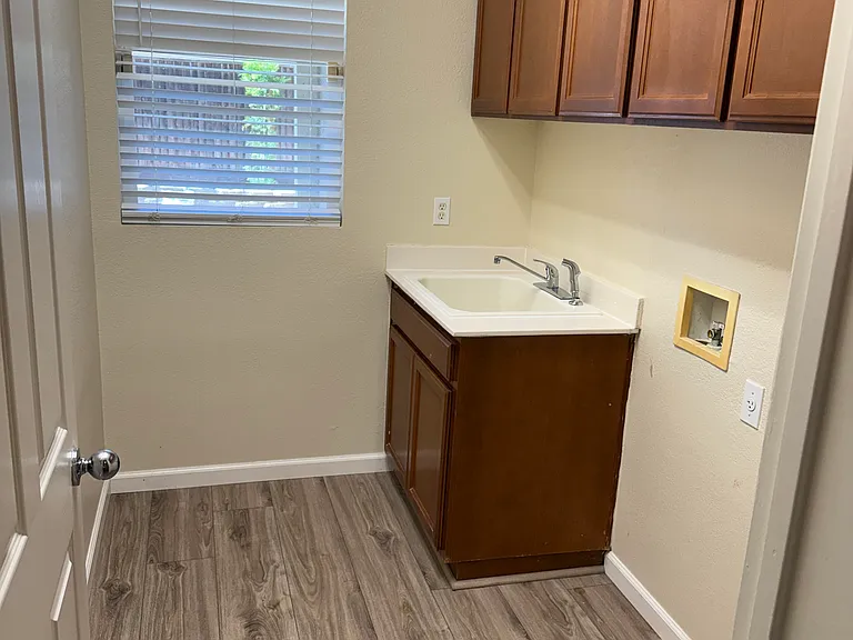 2912 Safford Ave — Photo 10