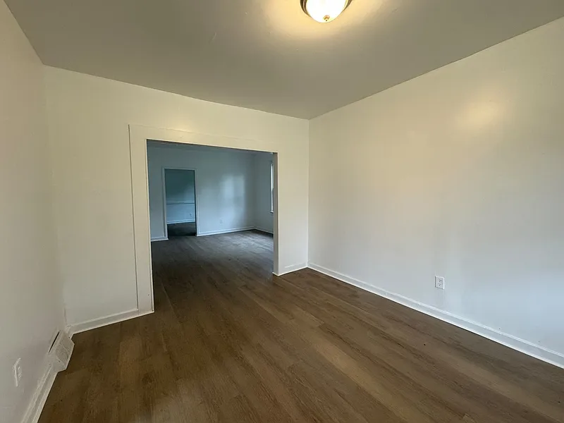 3 bed, 1.0 bath, 1017 sqft, $1,000 — Photo 3