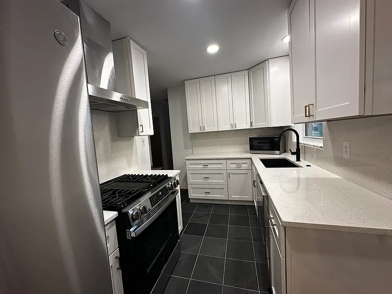 9488 Conklin Ave — Photo 1
