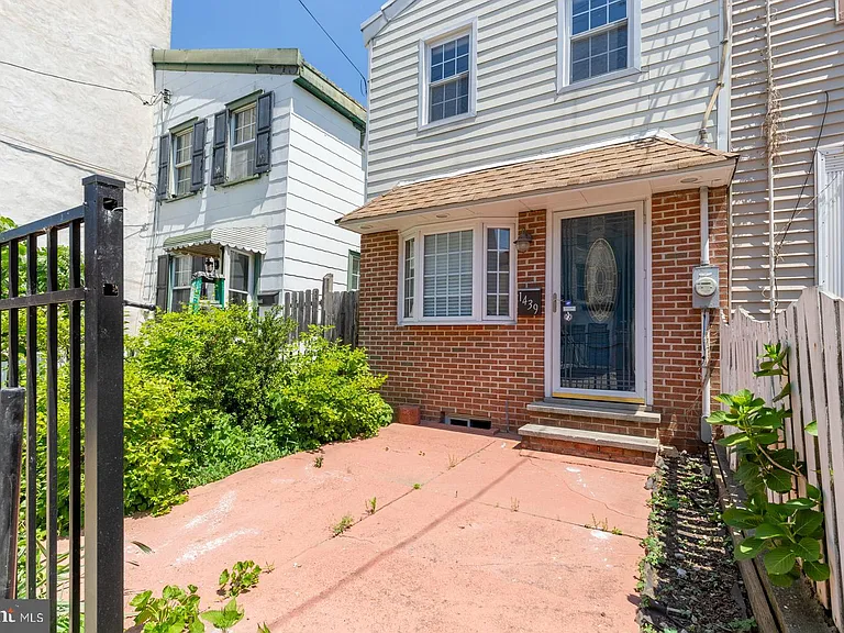 1439 E Oxford St — Photo 28