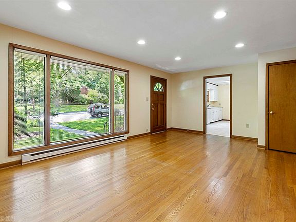 3rd image of 718 McBryde Dr