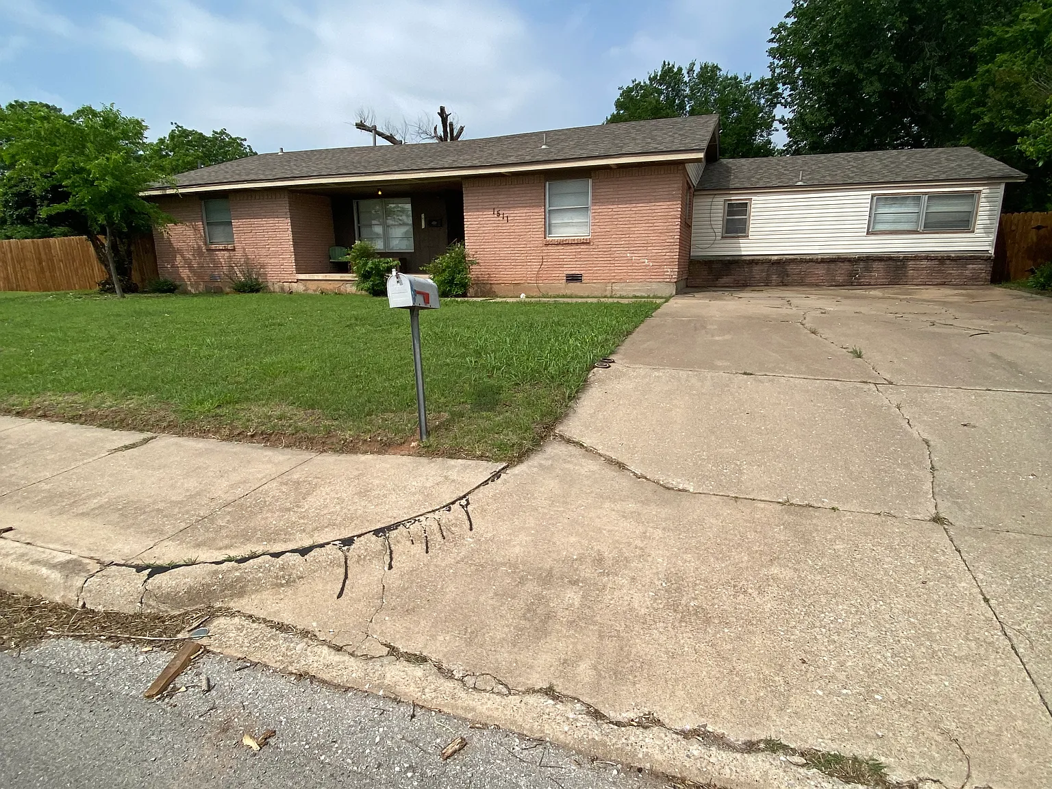 4 bed, 2200 sqft, $1,595 — Photo 2