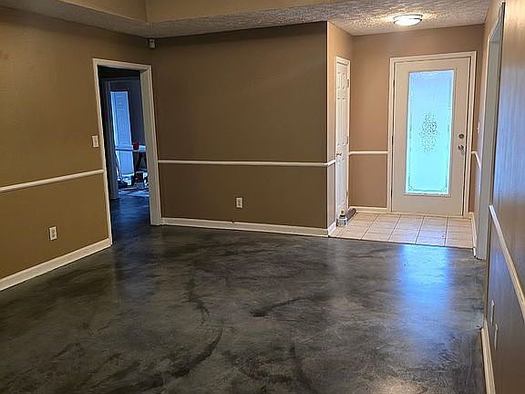 3rd image of 44 Hilltop Cir
