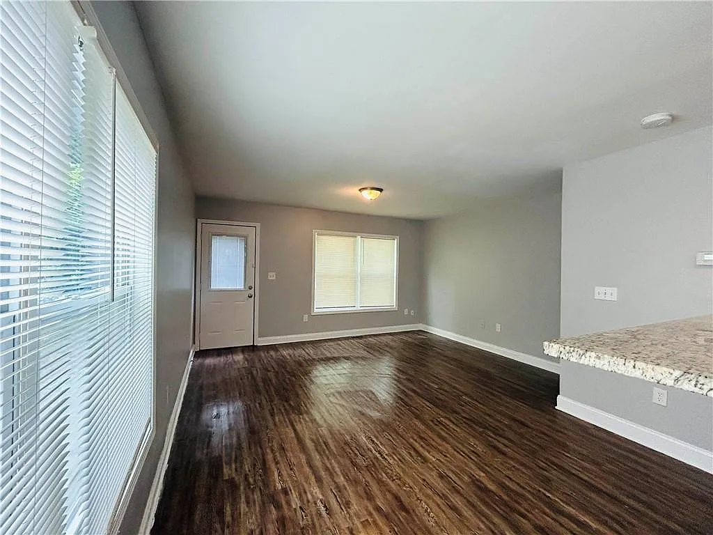 3 bed, 2.5 bath, 2624 sqft, $1,975 — Photo 3