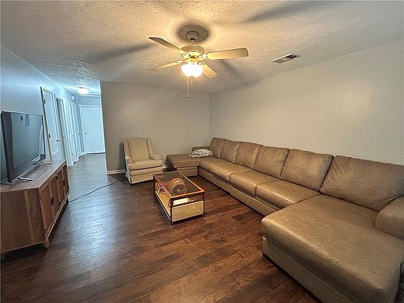 2nd image of 785 Iroquois Cir