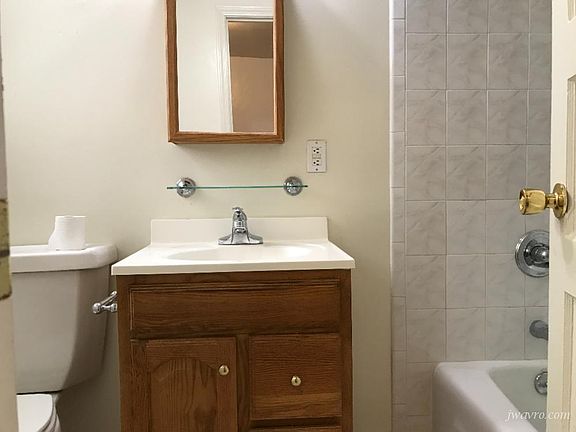 5th image of 1053 Oak St #102