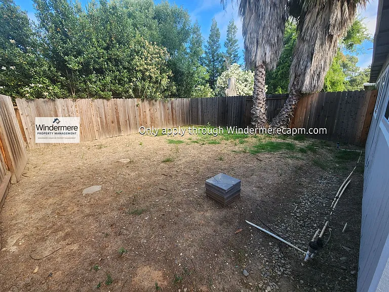 Cozy Halfplex in Carmichael- Available Now. — Photo 12