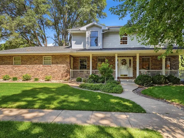 729 Brookview Sq, Dubuque, IA 52003