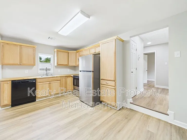 908 Saint Charles St — Photo 8
