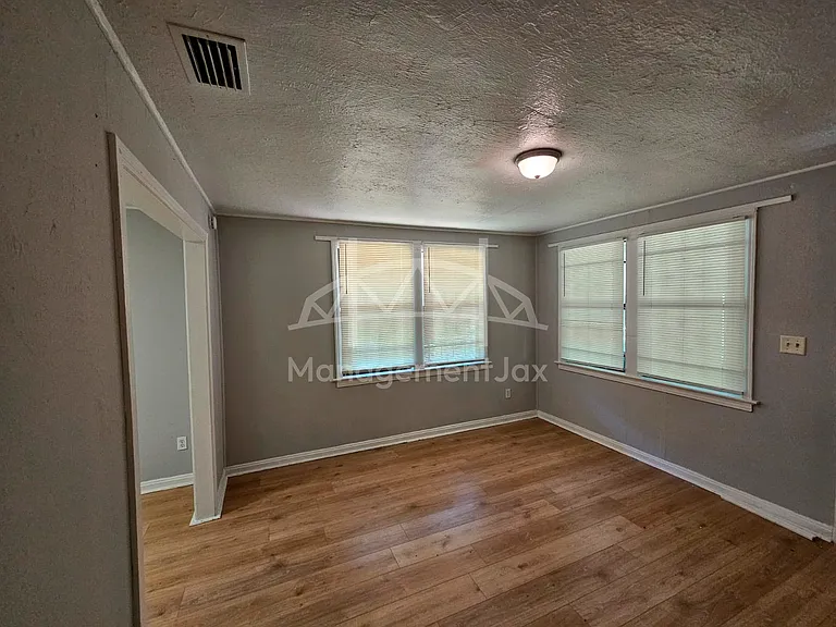 2040 W 15th St — Photo 4