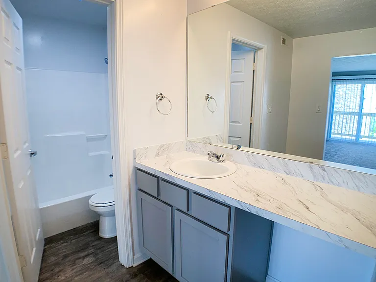 Knobs Pointe Apartments — Photo 25
