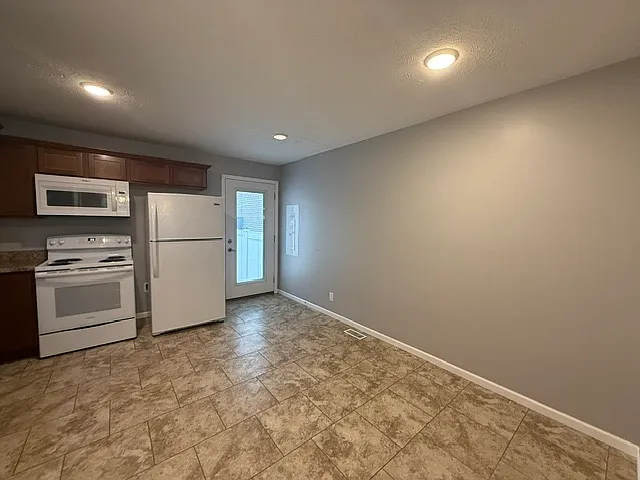 911 N Riverside Dr #5 — Photo 3