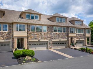 951 Greenhouse Dr, Bethlehem, PA 18017