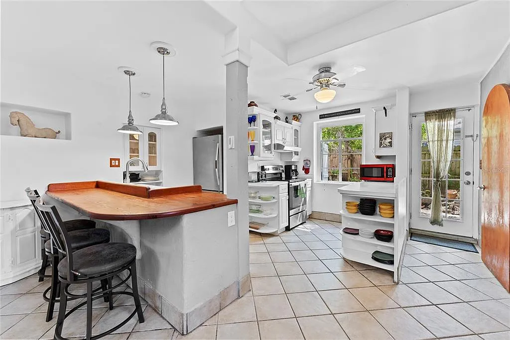3 bed, 2.0 bath, 1760 sqft, $3,500 — Photo 2