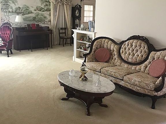 Formal living/dining rooms