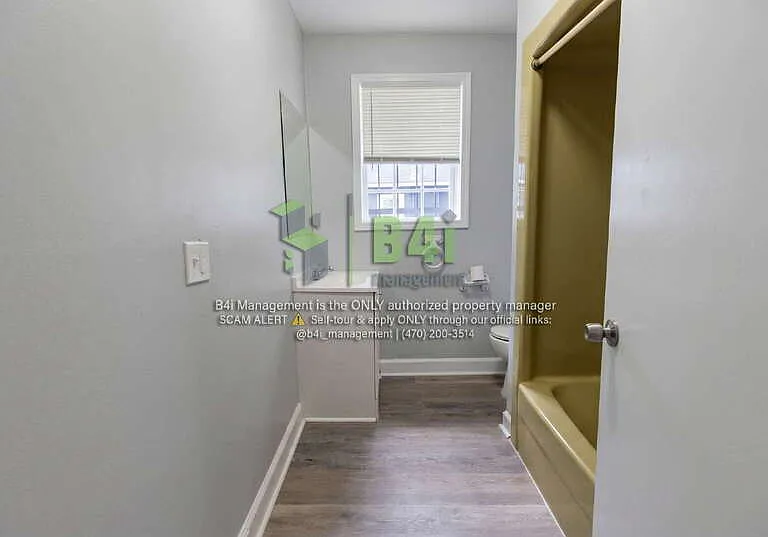 909 E 8th St — Photo 15