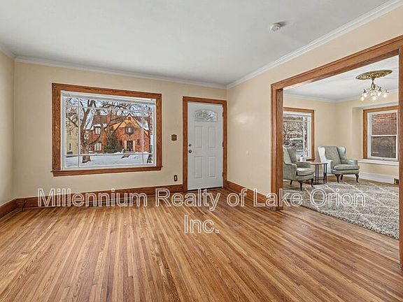 3rd image of 52 E Iroquois Rd