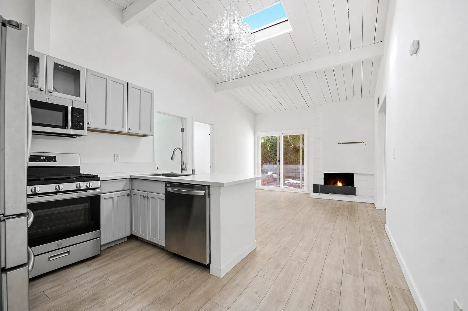 6 bed, 1498 sqft, $5,995 — Photo 1