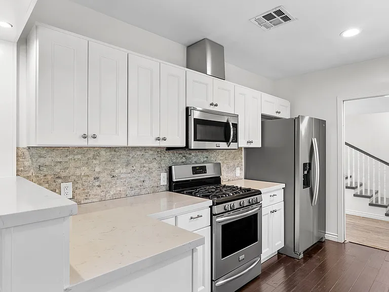 4242 Van Nuys Blvd — Photo 14