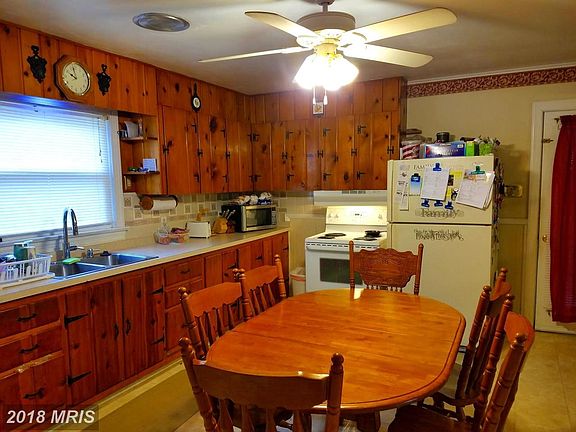 LARGE EAT IN KITCHEN WITH BEAUTIFUL CABINETS