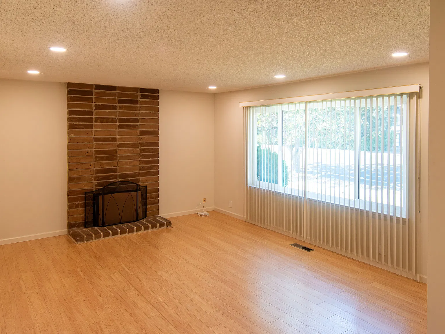 3 bed, 1400 sqft, $4,200 — Photo 4