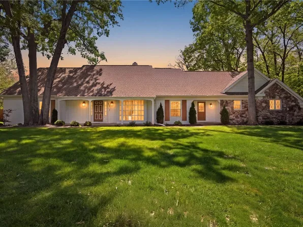1006 Colony Ln, Charleston, IL 61920