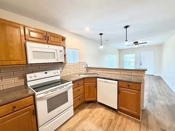 5th image of 526 W Main St