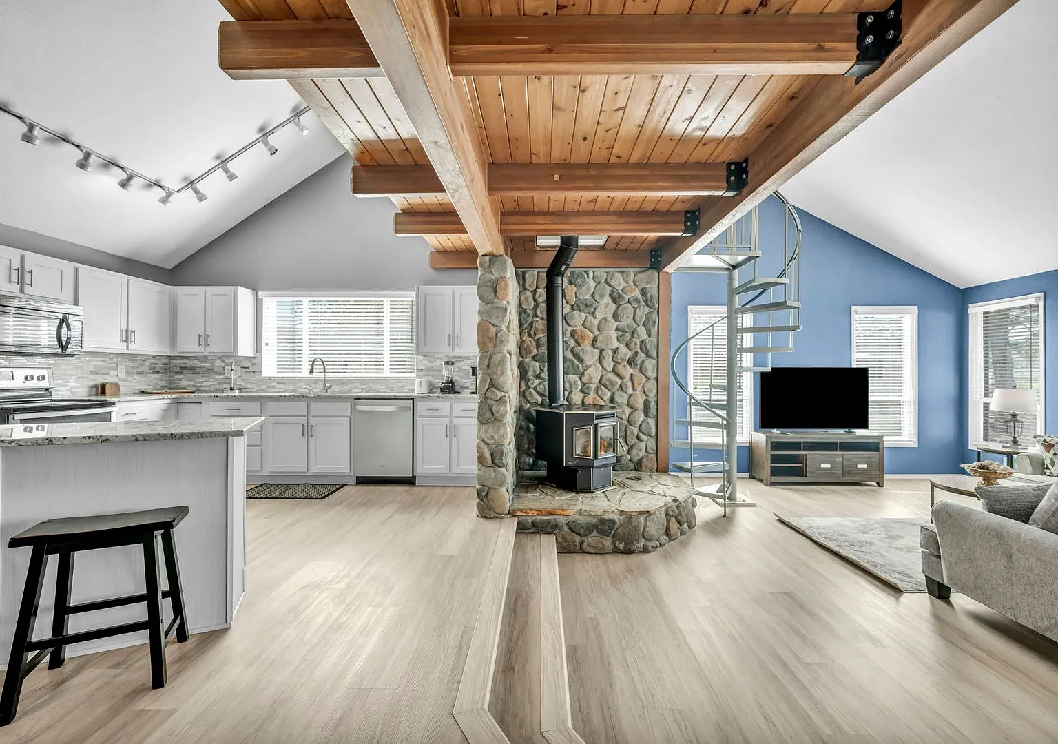 Fully Furnished Home In A Peaceful Ranch-Style Setting With Mountain Views & Modern Upgrades In S... — Photo 1