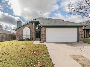 10261 Sunset View Dr, Fort Worth, TX 76108