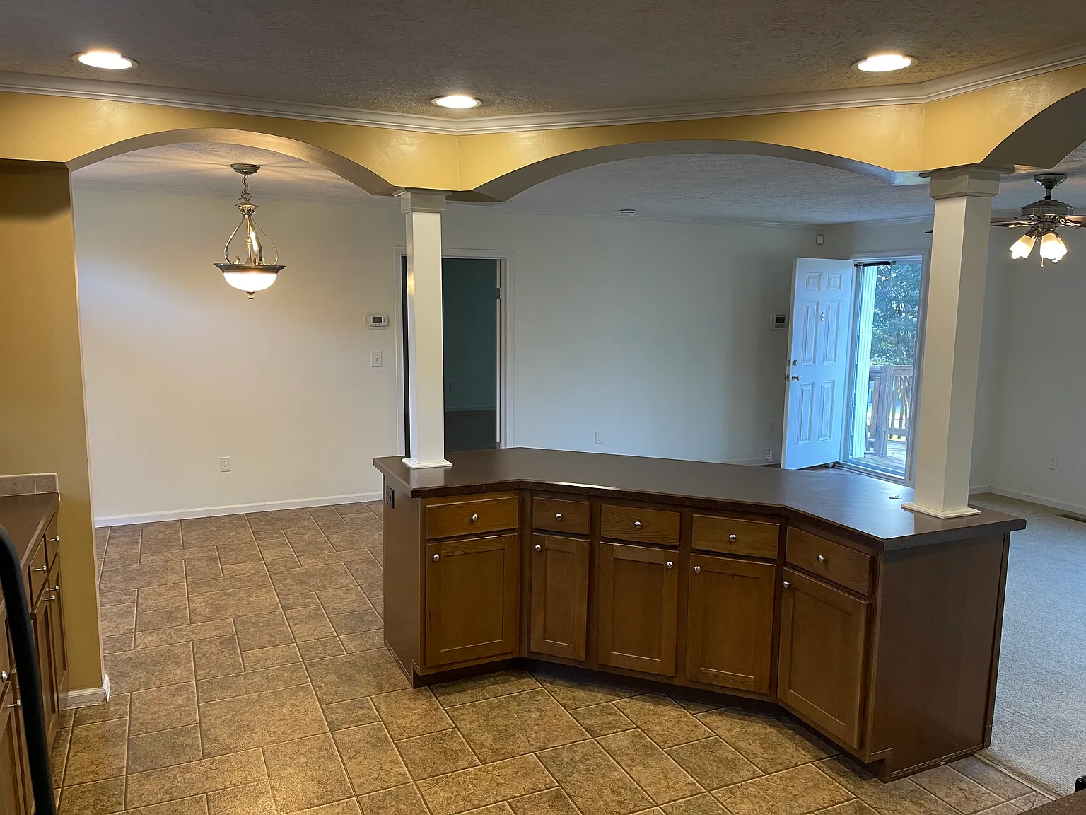 2 bed, 1920 sqft, $1,600 — Photo 3