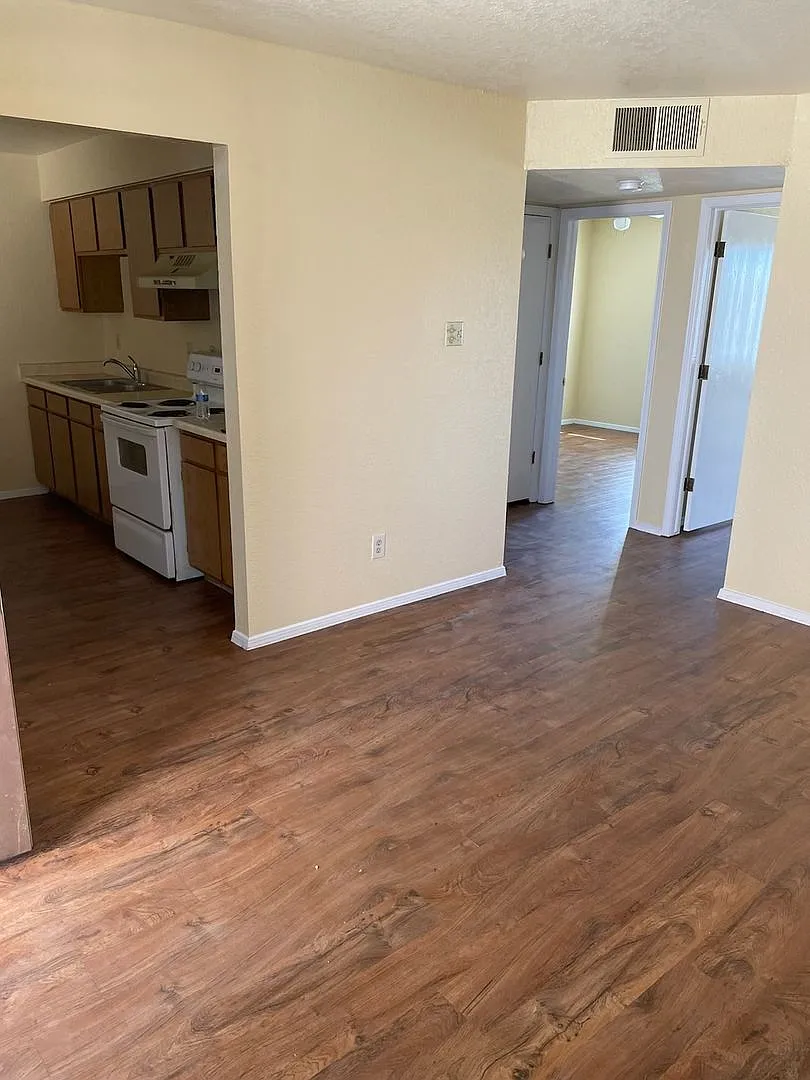 1800 Espina — Photo 3