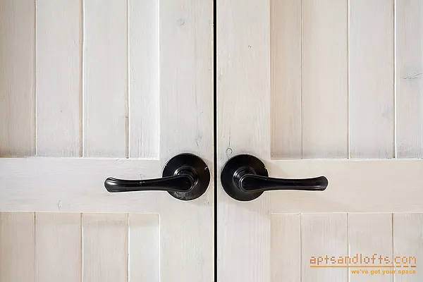 Sold by aptsandlofts.com | media 26