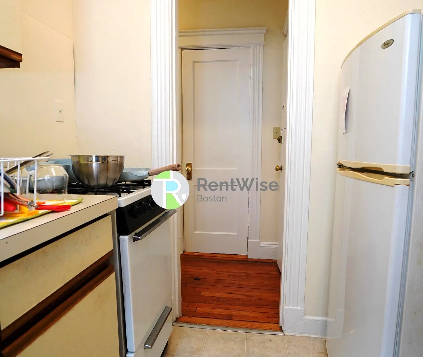 Studio, 300 sqft, $1,879 — Photo 3