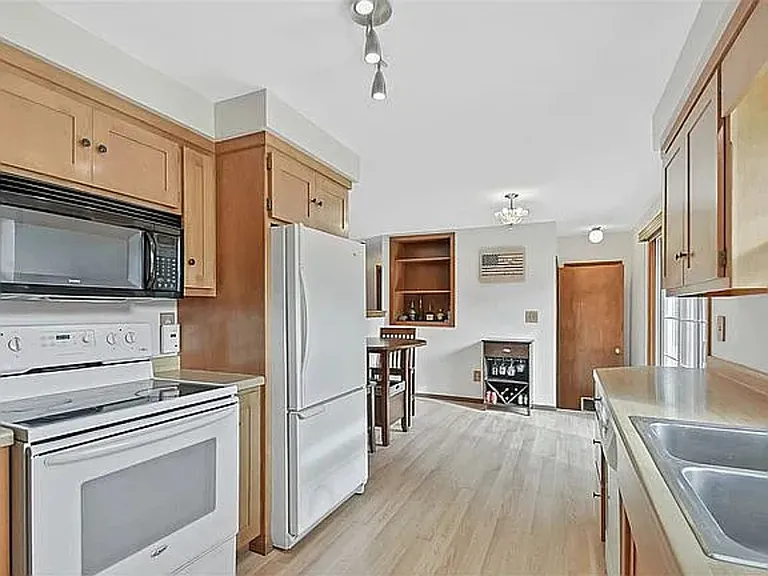 2217 Barberry Ln — Photo 5
