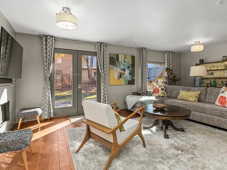 Living Room| Outdoor Access