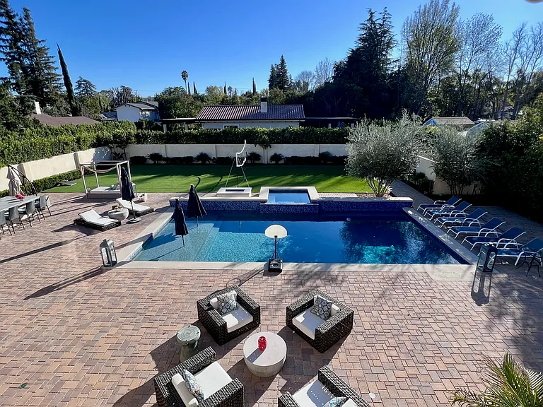 23040 Calvert St — Photo 10