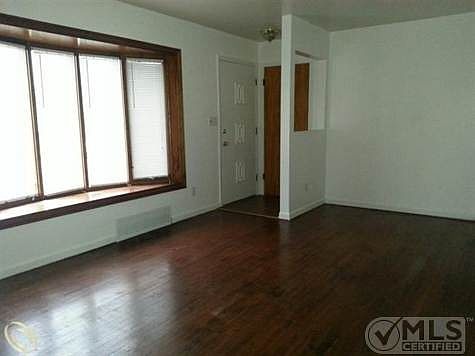 LARGE LIVING ROOM.jpg