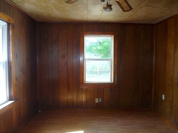 3rd image of 2533 Louise St