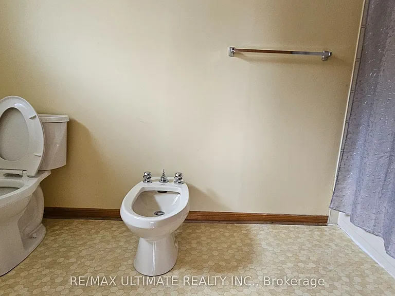 1282 Dexter Cres #MAIN FLOOR — Photo 25