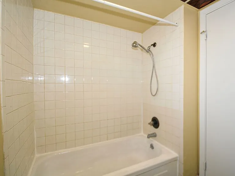 513 W Potter St — Photo 42