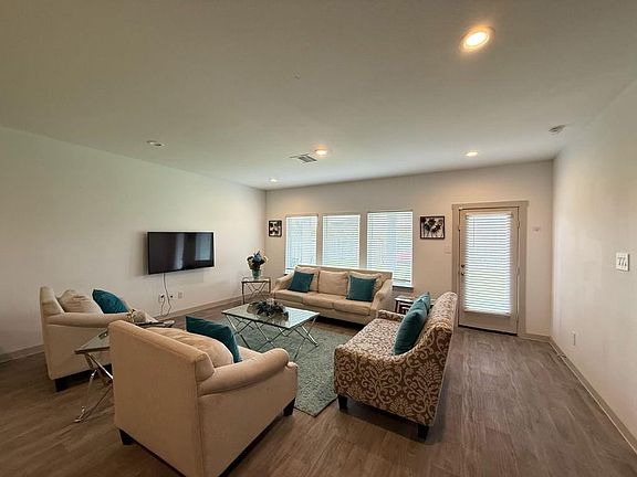 3rd image of 6927 Morales Way